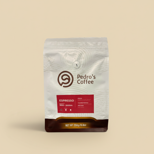 Pedro's Coffee Espresso - kellertävä tausta ilman referenssiä